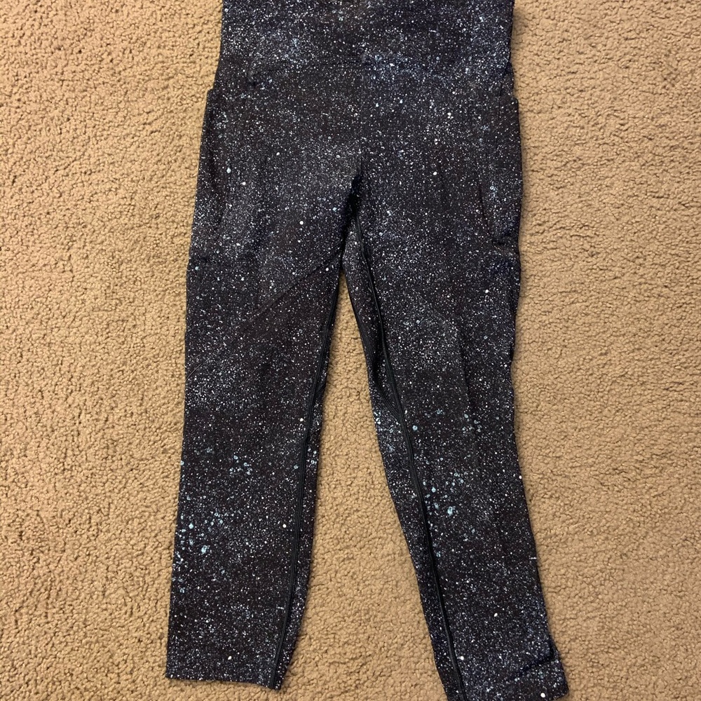 Lululemon women’s leggings in size 6.